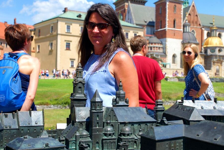 Krakow: Wawel Castle Guided Tour with Entry Tickets - The short walk up Wawel Hill: it sets the mood in minutes