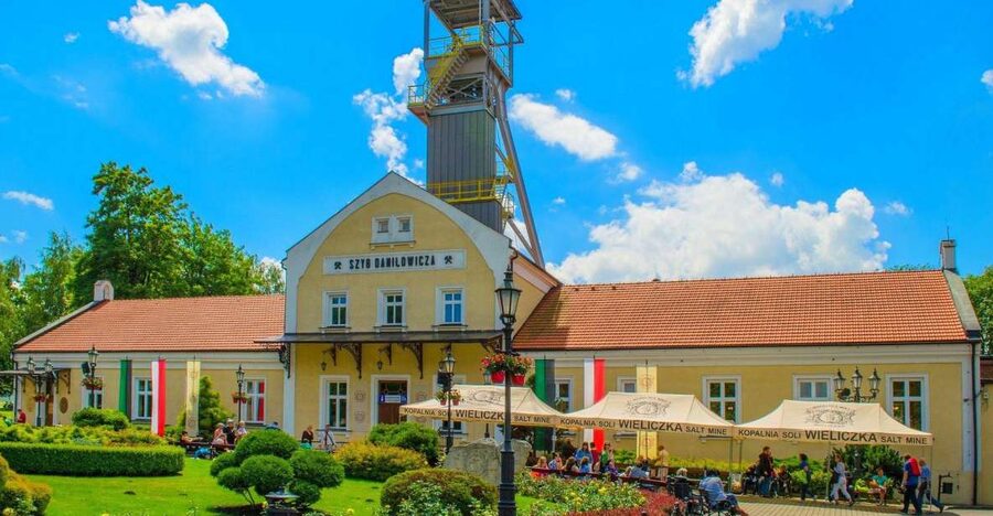 Krakow: Wieliczka Salt Mine Fast-Track Ticket & Guided Tour - Meeting your guide and the short free time before the big walk