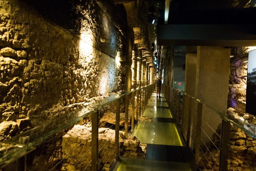 Rynek Underground Museum & Wawel Castle, Cathedral - Cracow - The underground route: small group pace and time planning