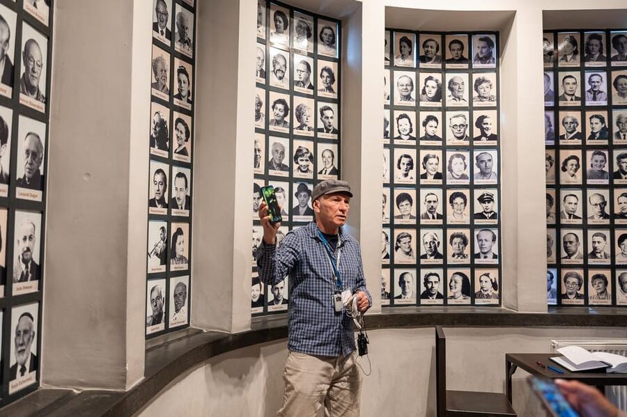 Schindler's Factory Skip the Line Ticket & Guided Tour - Oskar Schindler and the Enamelware Factory: The Story the Museum Builds