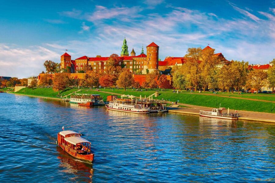 Skip-the-Line Wawel Castle Chambers Private Tour - Cathedral days: masses, special events, and the reality of waiting