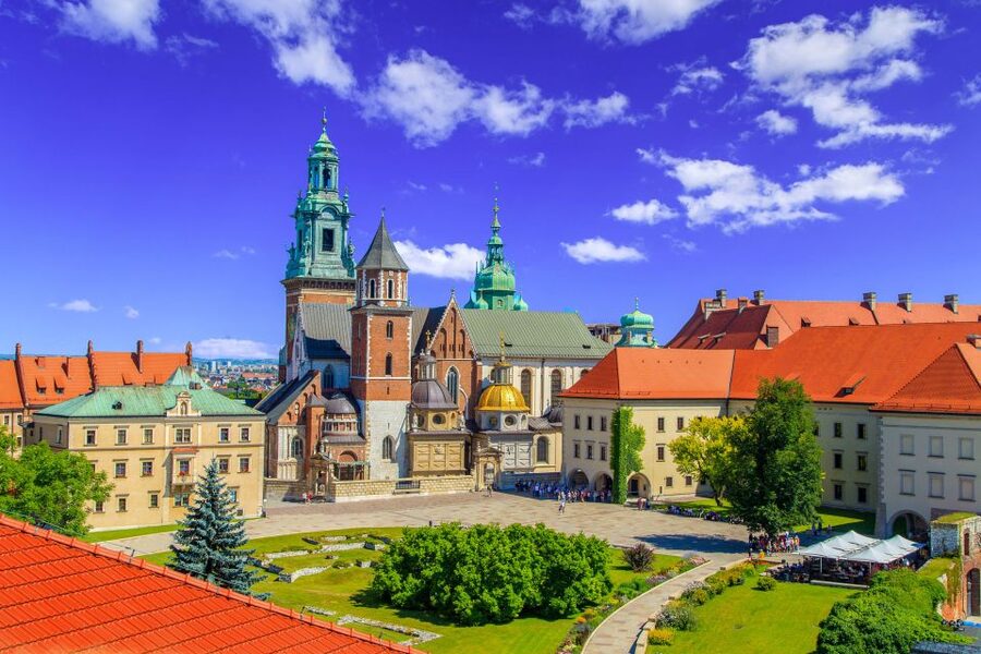 Skip-the-Line Wawel Castle Chambers Private Tour - Meeting at the John Paul II Monument and getting oriented fast