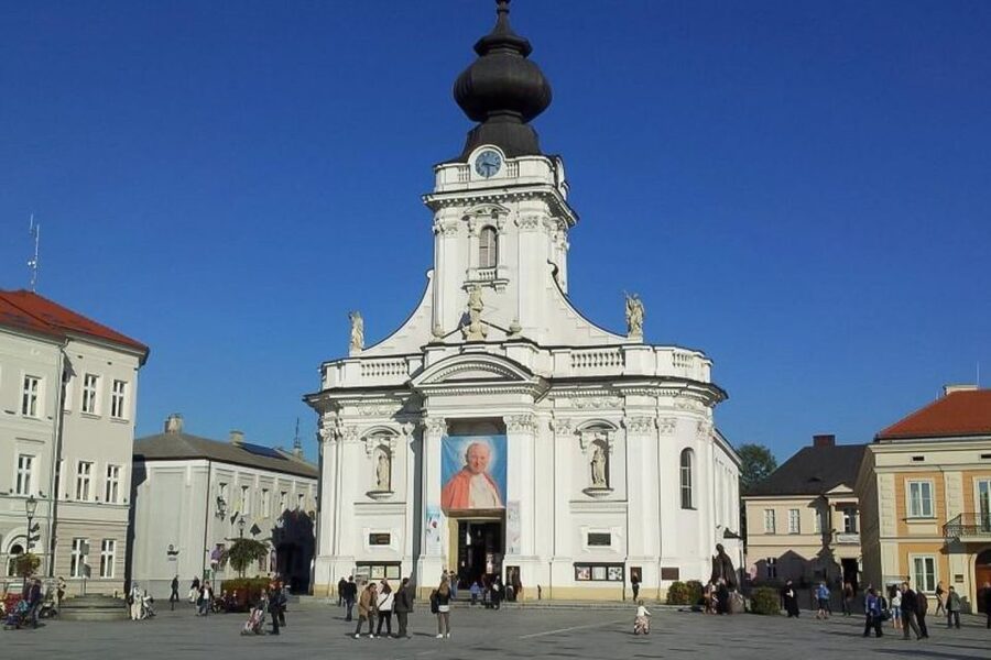 Wadowice, Kalwaria and Lagiewniki: John Paul II Tour - Dress Code Rules You Need to Follow Before Entering Churches